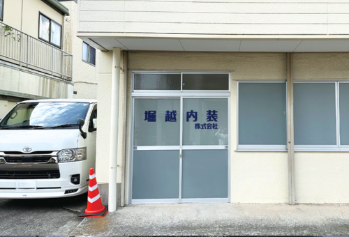 未経験から職人を目指すスタッフの仕事風景